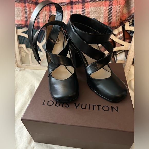 Authentic and gorgeous Louis Vuitton classy heels with ankle wrap tie. - Picture 1 of 9